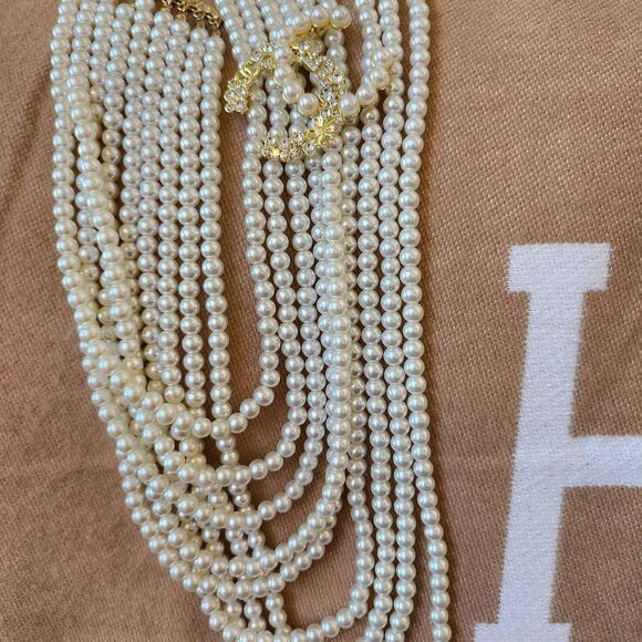 Elegant Pearl Necklace with Gold Accents - Picture 1 of 10